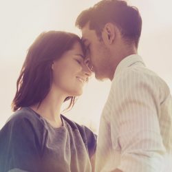 Pareja FIV Loving couple in the park. Vintage retro style with light leaks